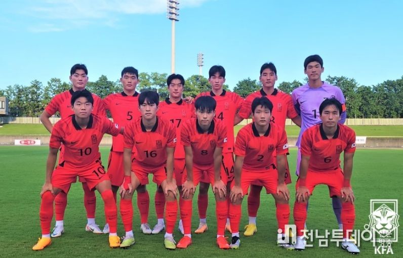 일본 U-18 대표팀과의 SBS컵 1차전에 선발 출전한 한국 U-18 대표팀 11명의 모습.