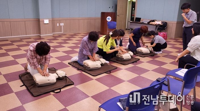 여수시는 지난 16일 삼일동 주민자치위원회 위원과 직원을 대상으로 ‘찾아가는 심폐소생술 교육’을 실시했다.