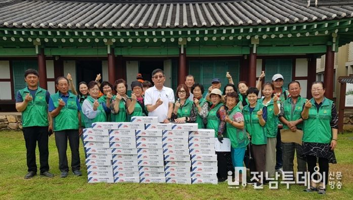 여수시 돌산읍 새마을지도자협의회․부녀회는 지난 17일 돌산읍 각 마을 경로당 어르신들에게 기정떡을 나눠주는 행사는 진행했다.