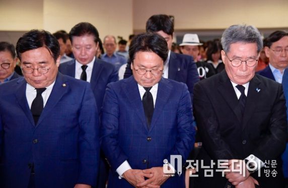 강기정 광주광역시장이 18일 오후 동구 전일빌딩 245에서 열린 '김대중 전 대통령 서거 14주기 추도식'에 참석해 묵념을 하고 있다./광주광역시 제공
