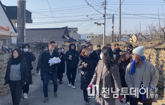 ‘강진-빈집 상상투어'를 통해 병영면 빈집을 탐방하는 청년들.