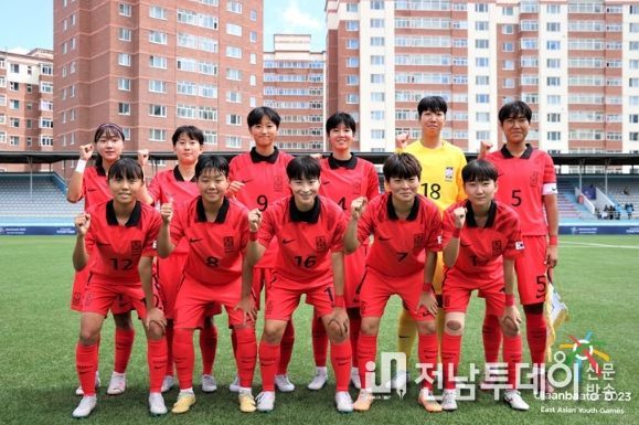 홍콩 여자 U-18 대표팀과의 동아시아 청소년경기대회 1차전에 선발 출전한 한국 여자 U-18 대표팀 11명의 모습.