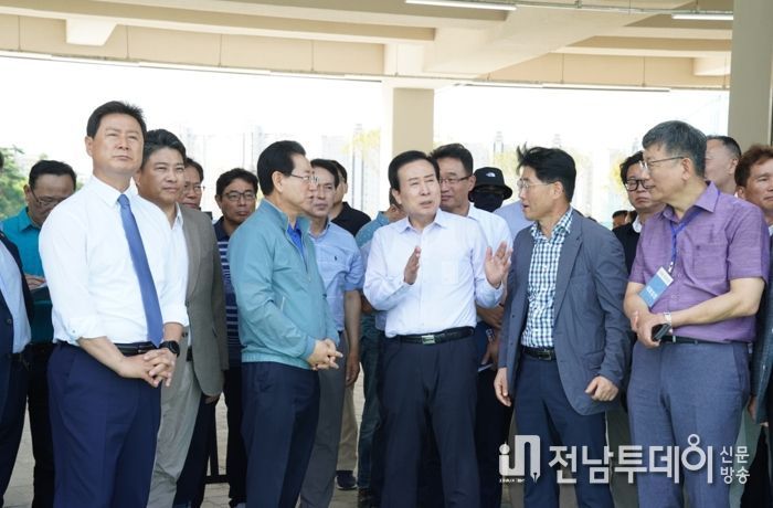박홍률 목포시장이 김영록 전남도지사와 함께 목포종합경기장 현장을 점검하고 관계자들에게 최선을 다해줄 것을 당부했다.