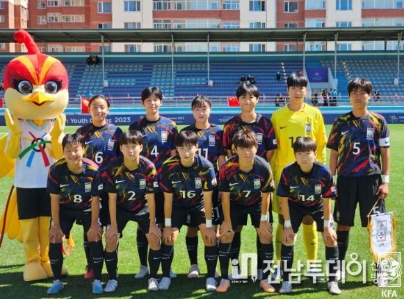 중국과의 2023 동아시아 청소년 경기대회 2차전에 선발 출장한 여자 U-18 대표팀 선수단의 모습.