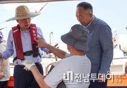 박홍률 목포시장이 갈치낚시 행사참여 선박에 올라 안전한 낚시를 즐길수 있는 환경 조성을 당부했다.
