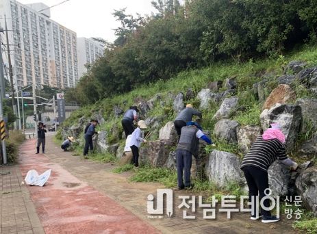 여수시 시전동 바르게살기 협의회가 지난 17~18일 이틀간 관내 청결활동을 추진하며 ‘깨끗한 여수’ 만들기에 구슬땀을 흘렸다.