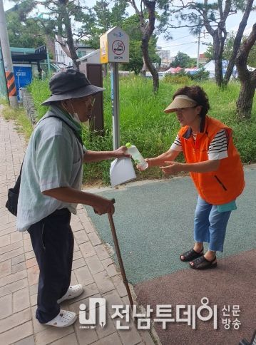 광주 동구 산수2동, “얼음 생수 마시고 더위 식혀요”