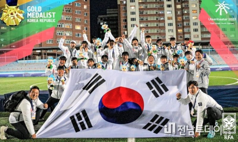 시상식을 마친후 태극기를 들고 기뻐하는 여자 U-18 대표팀 선수들과 스태프.