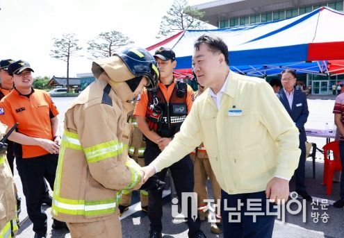 화순군 제6753부대 6대대 군인들이 테러 용의자를 진압하는 연습 모습