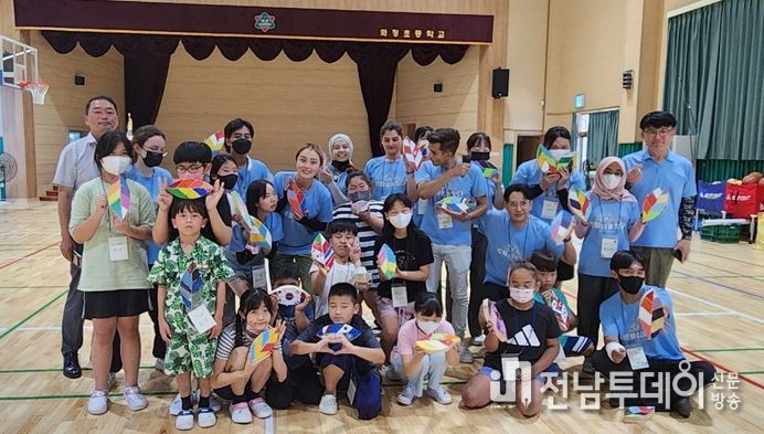 전남 여수 개도 일원에서 열리고 있는 ‘전남도 국제 청년 섬 워크 캠프’에 화정면이 적극 지원하고 나서 훈훈함을 주고 있다.