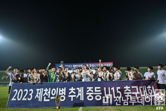 우승 후 기뻐하는 경기조안KJ U15 선수단.