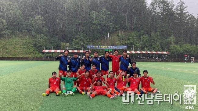 승리 후 기쁨을 만끽하는 제주국제대 선수단의 모습.