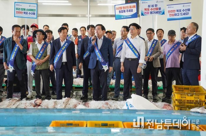 박홍률 목포시장과 김청룡 목포수협조합장, 정문수 목포지방해수청장이 합동으로 어민들을 격려하고 우리수산물 소비촉진을 독려했다.