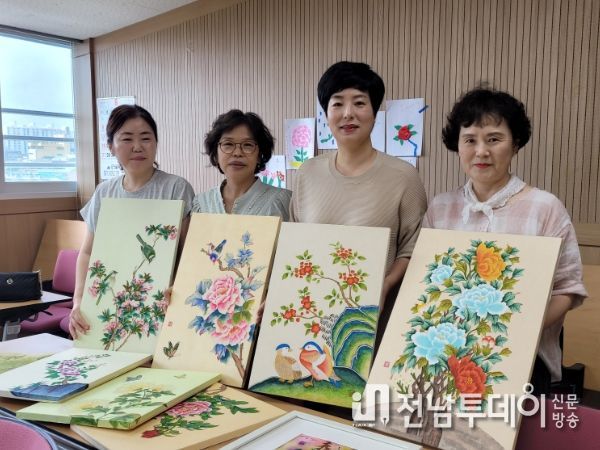 제36회 광주광역시 미술대전에서 입상한 광산구 인생이모작지원센터 민화교실 수강생 김현순‧백경순‧김은정‧최혜숙 씨(왼쪽부터).