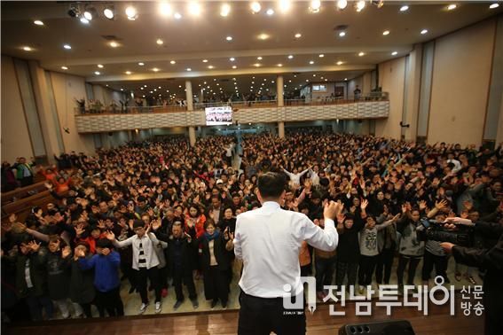 한국에서 집회를 인도하던 원준상선교사 사진