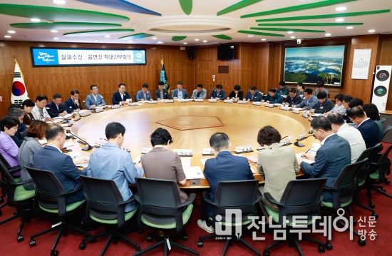화순군이 8월 확대간부회부터 간부 공무원의 5분 발표(스피치)를 도입하며 눈길을 끌었다. 사진은 25일 구복규 화순군수 주재로 열린 확대간부회의 회의 진행 모습