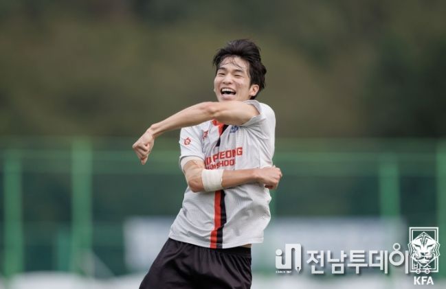 신평고 정마호가 27일 열린 경기화성시U18과의 고등 왕중왕전 4강전에서 골을 넣은 뒤 기뻐하고 있다.