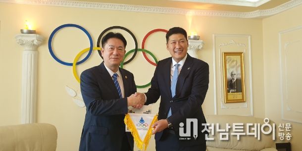 이동섭 국기원장이 바투쉬그 바트볼드 몽골올림픽위원장과 상호 협력을 약속하는 굳은 악수를 나누고 있다.