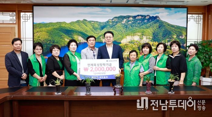 구복규 화순군수와 새마을회 회원들의 기념사진