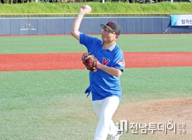 ‘제20회 제주시장기 전국 공무원 야구대회’ 개회식에서 시구하는 강병삼 제주시장