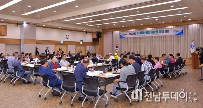 여수시가 지난 25일 시청 회의실에서 주민참여예산위원회 총회를 열고 2024년도 예산 387건, 288억 원의 주민제안 사업을 가결했다.