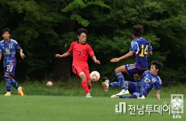 한국 남자 U-15 대표팀이 지난 6월 파주NFC에서 일본 U-15 대표팀과 교류전을 하고 있다.