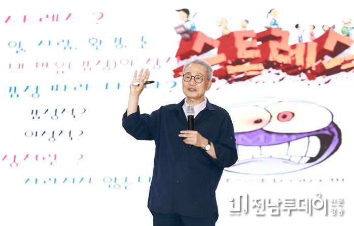 오한진 의학박사가 강의하는 사진