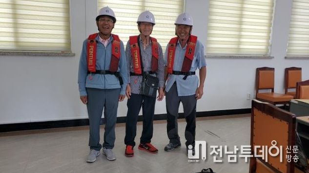 수리시설 민간 관리원분들이 안전용품(구명조끼, 안전모)을 보급받고 착용한 모습이다.