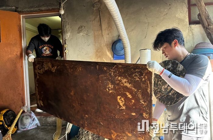 신아 행복 나눔봉사단의 싱크대 설치를 위해 폐가구 철거 모습
