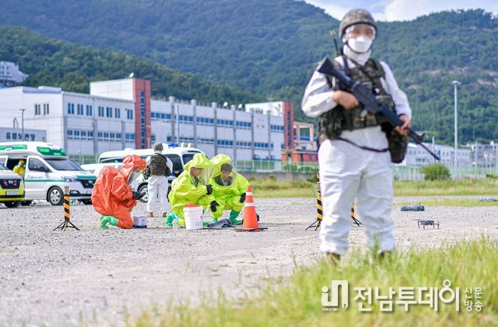 여수시가 지난 23일 전국 지자체가 참관한 가운데 ‘두창 생물테러’ 모의훈련을 실시했다.