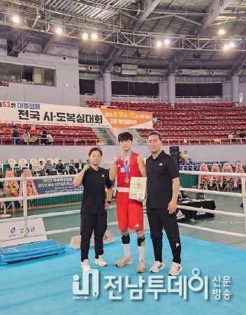제53회 대통령 배 전국 시‧도 복싱대회에서 메달획득 후 사진을 찍고 있는 모습. (왼쪽부터) 화순군청 직장운동경기부 복싱부 감독 박지선, 선수 박수인, 화순군체육회 복싱부 감독 박구