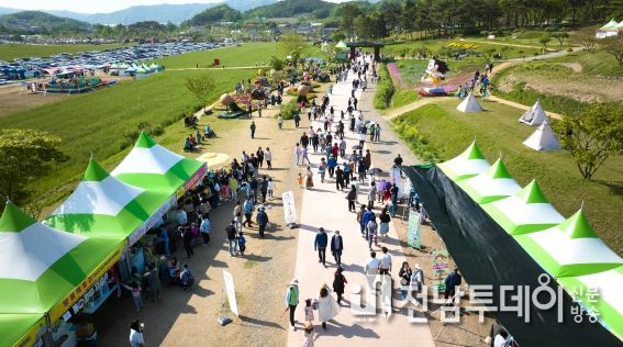 사진은 2023년 4월 21일부터 30일까지 10일간 진행된 ‘봄꽃과 함께 떠나는 2023 화순고인돌 축제’ 축제장 전경 모습.
