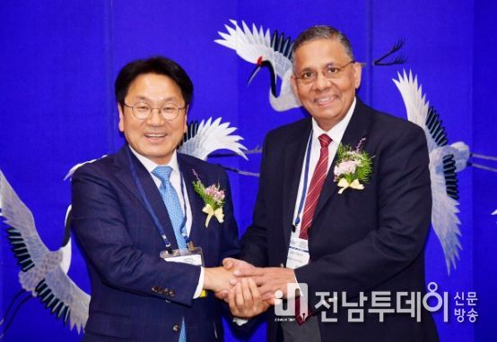 강기정 광주광역시장이 30일 오후 김대중컨벤션센터에서 열린 'AI TECH+ 2023' 개막식에 참석해 무쿨 바르시니(Mukul Varshney) 존디어 아태지역 부사장과 면담을 갖고 인공지능분야 상호 협력방안을 논의한 뒤 기념촬영을 하고 있다./광주광역시 제공