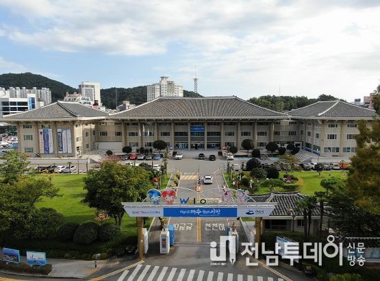 여수시가 출산·양육하기 좋은 환경을 조성하기 위해 신혼부부·다자녀가정 140가구의 주택구입 대출이자를 지원한다.