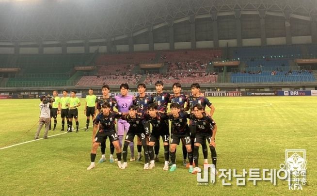 인도네시아 U-17 대표팀과의 경기에 선발 출전한 한국 선수들.