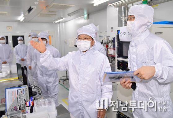 강기정 광주광역시장이 지난 30일 오후 북구 광통신 부품 제조업체인 ㈜휘라포토닉스를 방문해 공장 내부를 둘러보고 있다./광주광역시 제공
