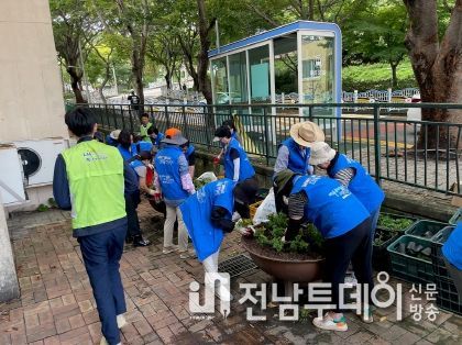 여수 르네상스 시민운동 문수동 실천본부는 지난 31일 8월 중점 실천의 날과 연계, 문수주공아파트 일원에서 가을맞이 꽃 식재 활동을 펼쳤다.