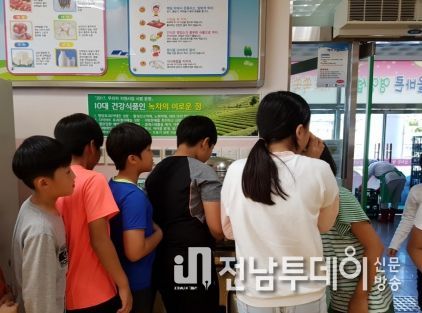 보성군, 9년 연속 전남 초중고 ‘보성녹차 지원사업’ 추진_ 청소년 차마시기 시음 하고 있다