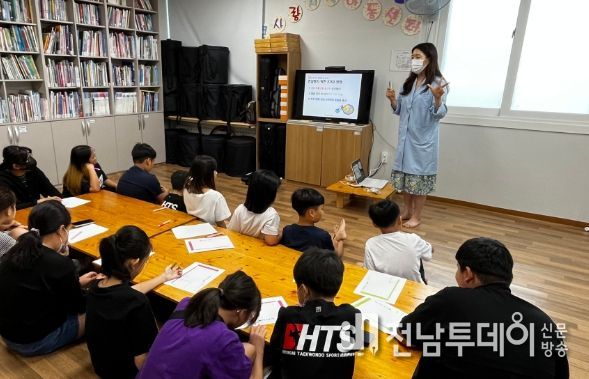 보건소 영양사가 지역아동센터에서 영양교육을 진행하는 모습