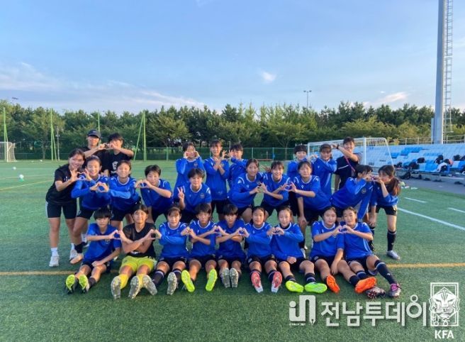 인천 지역 저학년 초등리그에 참가하고 있는 인천가정여중 선수단.
