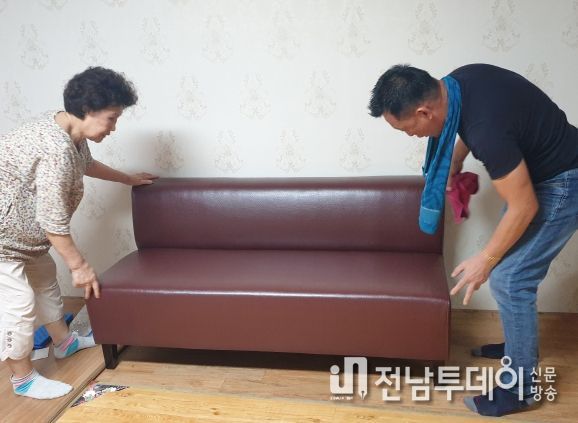 용성소파 후원 소파 경로당 전달 사진