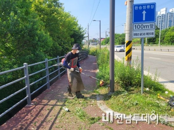 광산구 추석 앞두고 주요 도로 예초 작업
