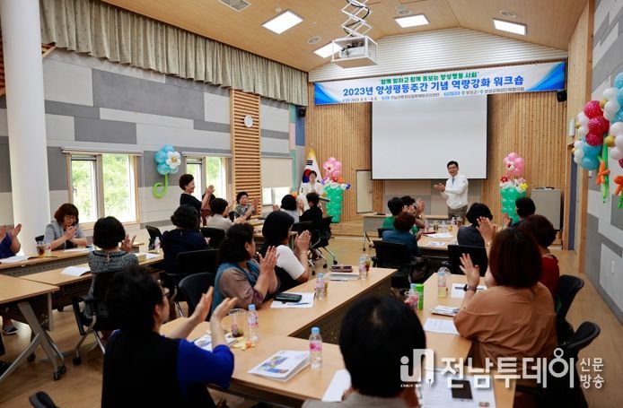 보성군, 2023년 여성 지도자 역량 강화 워크숍 개최_김철우 군수가 여성단체협의회 회원들께 인사말씀을 건네고 있다.