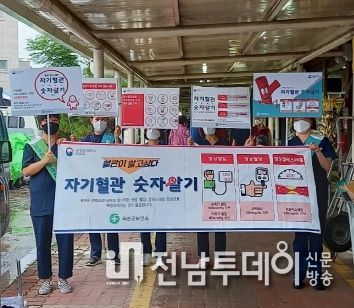 방문 전담 인력이 능주면 전통시장에서 레드서클 캠페인을 진행하는 모습.