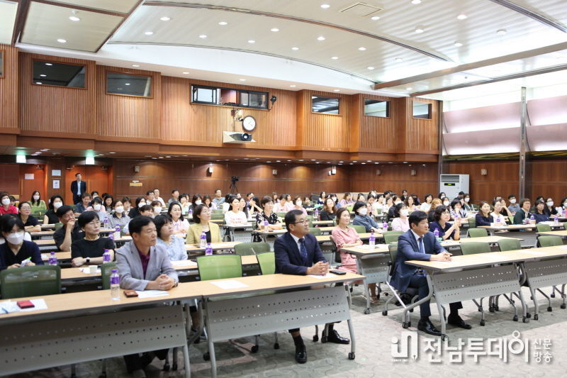 CS 담당자 서비스 역량 강화교육을 경청하고 있는 공동주택종사자