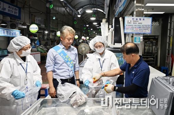 김이강 서구청장은 6일 양동전통시장을 방문해 수산물 판매 상황을 살피고 상인들의 애로사항을 청취했다.