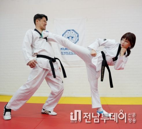 만능 탤런트 이유리씨가 태권도 실전호신술 수련을 하고 있다.