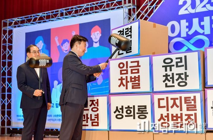 여수시는 지난 6일 여수 문화홀에서 양성평등주간 기념행사를 열고 시민과 함께 ‘함께 일하고 함께 돌보는, 행복한 여수’를 다짐했다.