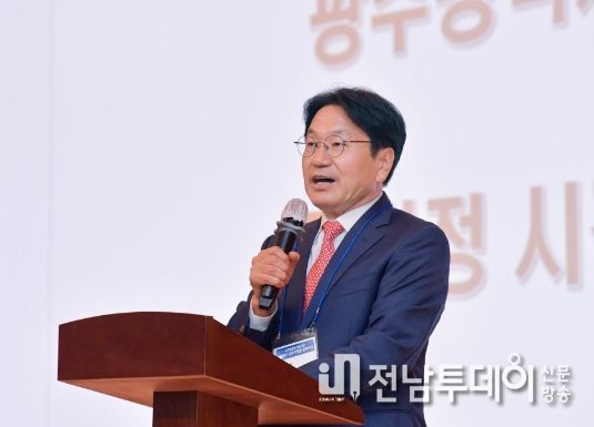 강기정 광주광역시장이 7일 오전 광산구 하남산단 삼성전자 광주제2캠퍼스 글로벌트레이닝센터에서 열린 ‘대중소상생형 스마트공장 킥오프’ 행사에 참석해 축사를 하고 있다./광주광역시 제공