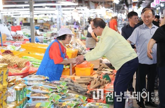 “전통시장에 활력을 불어넣을 수 있도록 지원방안을 계속해서 검토하겠다 ”고 전해